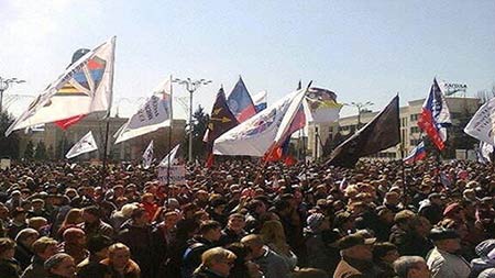 متظاهرون بـ&rsquo;دونيتسيك&rsquo; يطالبون بـ&rsquo;الإنضمام&rsquo; لروسيا 