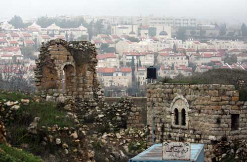 بيت إكسا في القدس: معاناة وصمود رغم الجراح
