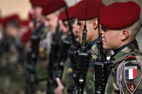 الأزمة الإقتصادية تعصف بالجيش الفرنسي
