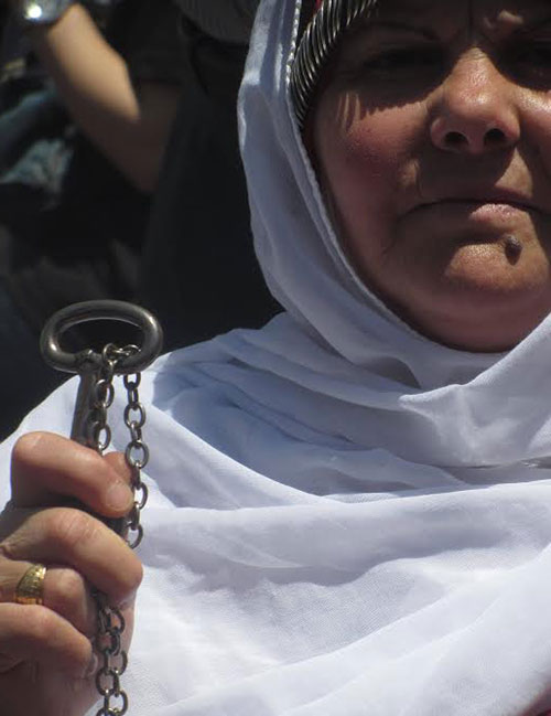 
&rsquo;نوال&rsquo; .. 66 عاماً ومفتاح بيتها المُهجّرة منه في عنقها أملاً بالعودة
