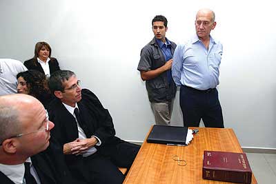 الشرطة الاسرائيلية توصي بتقديم أولمرت للمحاكمة لإعاقته &rsquo;سير العدالة&rsquo; 