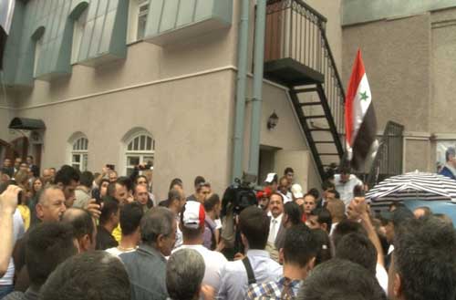 سوريو الخارج يسقطون رهانات المشككين ويصوتون بكثافة