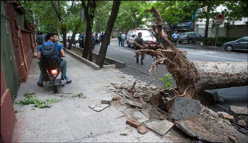 الحياة تعود إلى طهران بعد عاصفة رملية غير مسبوقة