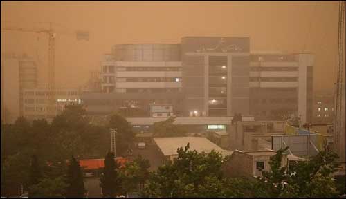 الحياة تعود إلى طهران بعد عاصفة رملية غير مسبوقة