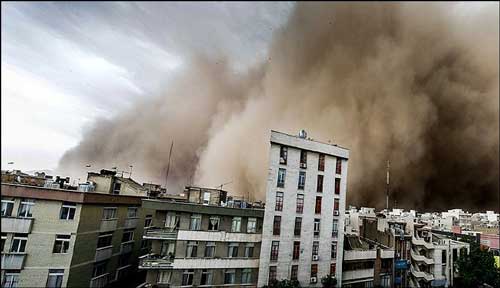 الحياة تعود إلى طهران بعد عاصفة رملية غير مسبوقة