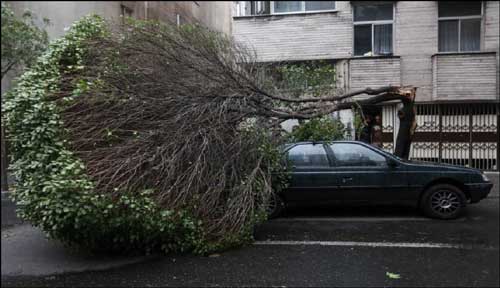 الحياة تعود إلى طهران بعد عاصفة رملية غير مسبوقة
