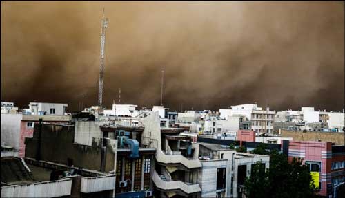 الحياة تعود إلى طهران بعد عاصفة رملية غير مسبوقة