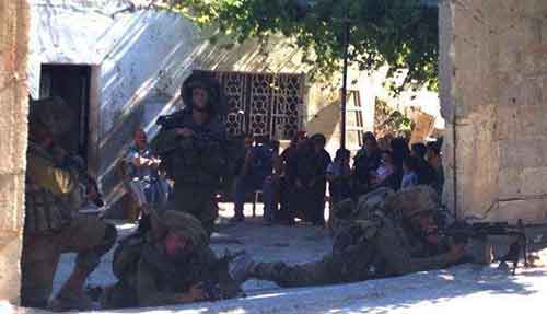 اعتقال 100 فلسطيني خلال مداهمات في الضفة الغربية