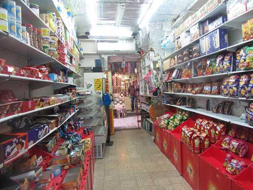 محالّ القدس تلاحقها الضرائب... ويسعى خلفها المستوطنون