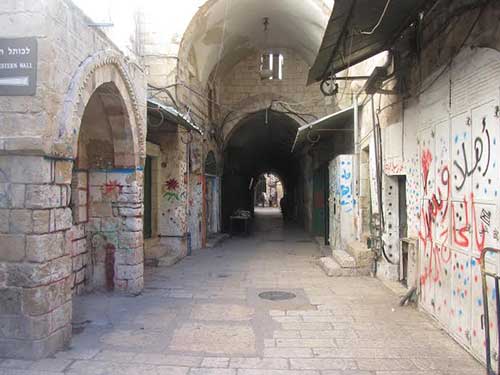 محالّ القدس تلاحقها الضرائب... ويسعى خلفها المستوطنون