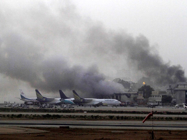 24 قتيلاً في هجوم على مطار بباكستان