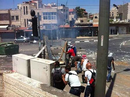 مواجهات بين الفلسطينيين والاحتلال في مخيم شعفاط 