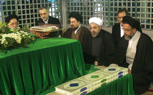 بالصور: روحاني يزور مرقد الامام الخميني (قدس)
