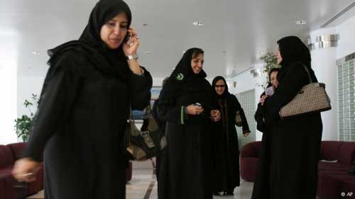 رئيس الوزراء البحريني يوقف قراراً يمنع موظفات من ارتداء العباية التقليدية