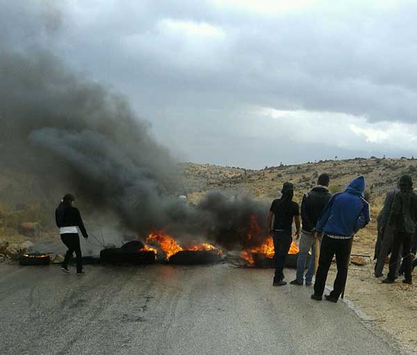 رغم رداءة الطقس والأمطار.. أهالي العسكريين يواصلون قطع الطرقات
