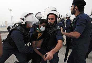 مركز البحرين الحقوقي: المعتقلون يجرون اتصالات لذويهم من مبنى التحقيقات ثم يختفون لأيام