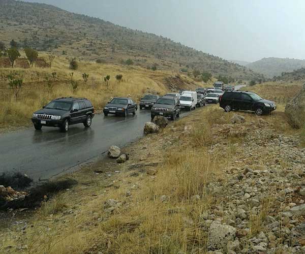 رغم رداءة الطقس والأمطار.. أهالي العسكريين يواصلون قطع الطرقات