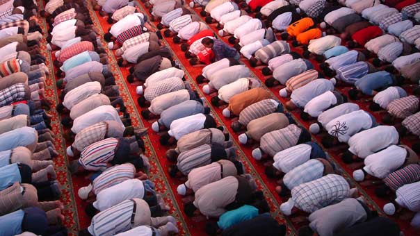 علماء المسلمين في خطبة عيد الأضحى المبارك: لنبذ التفرقة ودعم الجيش (فيديو)
