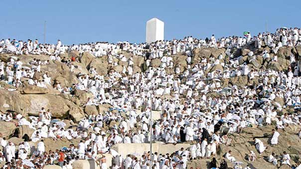 مليونا حاج يقفون على صعيد عرفات اليوم