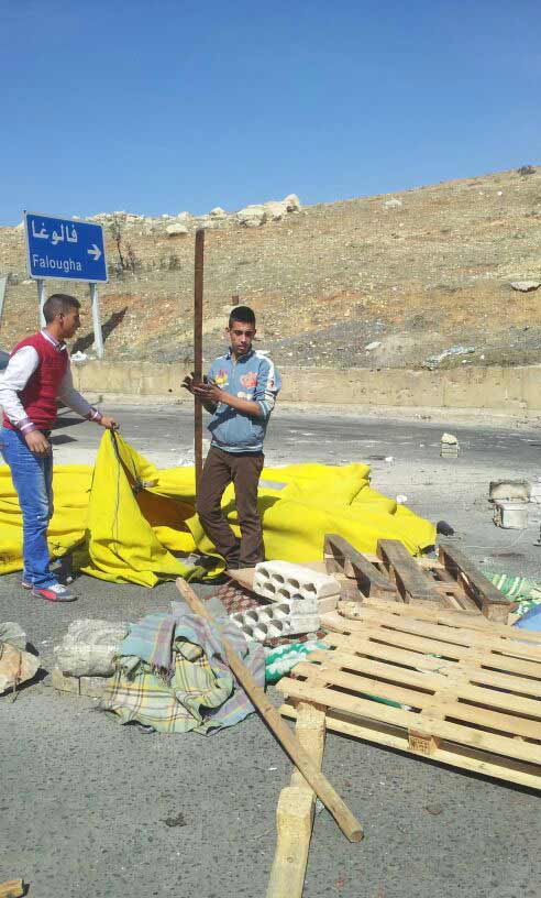 فتح طريق ضهر البيدر من قبل أهالي العسكريين المختطفين ونقل الإعتصام الى رياض الصلح 