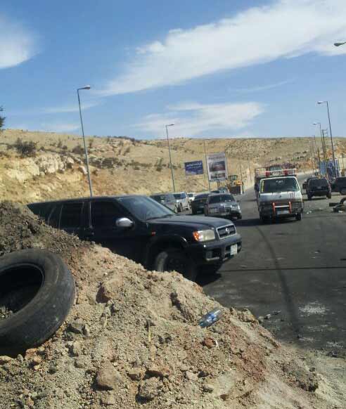 فتح طريق ضهر البيدر من قبل أهالي العسكريين المختطفين ونقل الإعتصام الى رياض الصلح 