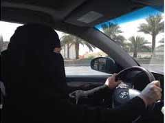  سعوديات يُطالبن بحقهن بالقيادة