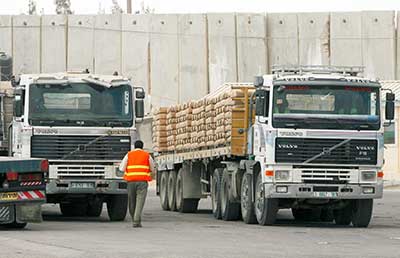 الجيش الاسرائيلي بدأ بإدخال مواد البناء الى غزة بشكل تجريبي