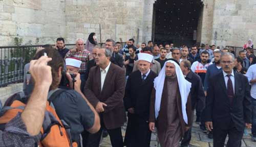 دعوات للتظاهر الجمعة وغضب عارم في القدس بعد قرار إغلاق الأقصى.. وسلطات الإحتلال تتراجع عنه