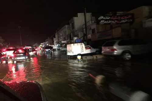 المشهد يتكرر كل عام .. طرقات لبنان تحولت إلى برك مائية بسبب الامطار