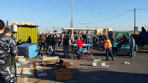 بالصور - حملة لازالة البسطات على الواجهة البحرية في منطقة الميناء بطرابلس