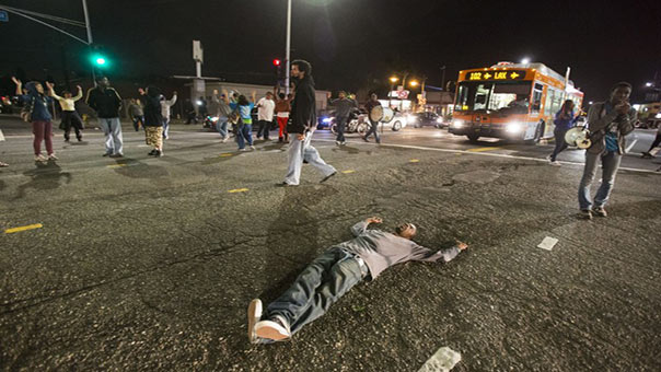 تظاهرات تعم الولايات المتحدة بعد تبرئة شرطي قتل شاباً اسوداً في فيرغسون