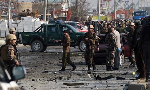 بالصور: استهداف آلية للسفارة البريطانية في كابول
