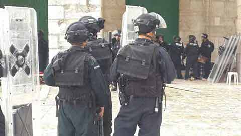  مواجهات في باحة المسجد الأقصى بين المصلين وشرطة العدو ووقوع اصابات