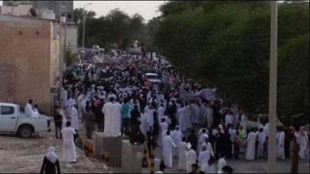 الآلاف يشاركون في تشييع شهداء الإحساء شرق السعودية