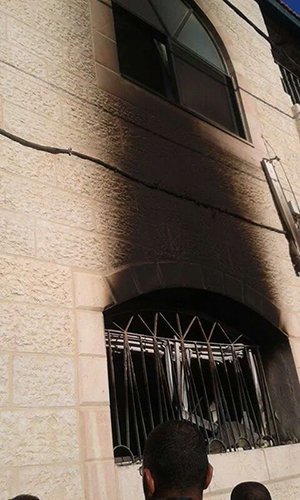 المستوطنون الصهاينة يحرقون مسجداً في قرية المغير شمال شرق رام الله