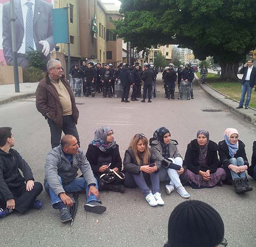 أهالي العسكريين المخطوفين قطعوا طريق الصيفي.. والقوى الأمنية أعادت فتحها بالقوّة