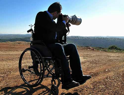 من على كرسيه المتحرك .. &rsquo;السلوادي&rsquo; يوثق التراث الفلسطيني