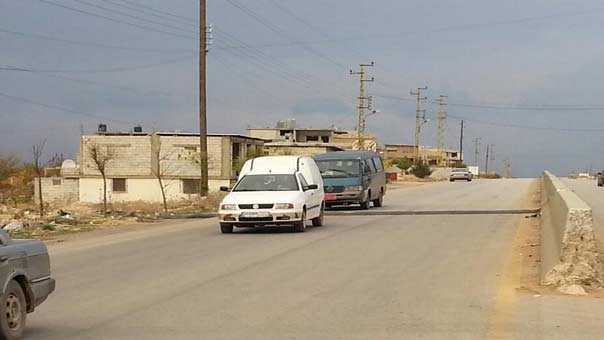 مطبات عشوائية وغير قانونية على طريق &rsquo;الانتصار&rsquo; في بعلبك