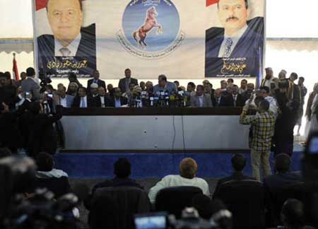 حكومة بحاح تؤدي اليمين وسط اعتراض شعبي وسياسي على تركيبتها