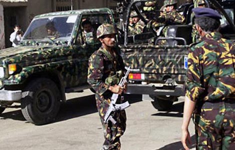 الجيش اليمني يحرر 8 رهائن احدهم عسكري اميركي