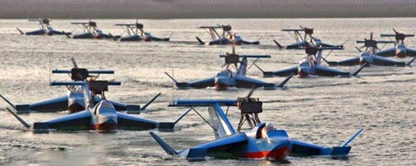 بالصور: زورق حربي ايراني جديد يحلق بسرعة فائقة فوق سطح الماء !
