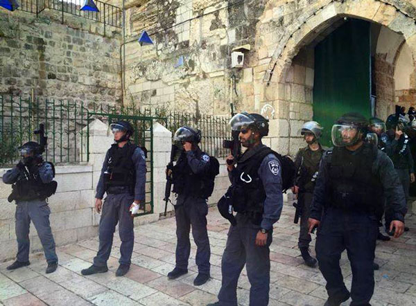 الاحتلال الصهيوني يعزز انتشاره بالقدس المحتلة عقب مواجهات استمرت حتى الفجر
