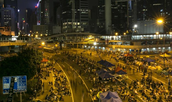 حركة طبيعية في شوارع هونغ كونغ بعد ازالة حواجز المتظاهرين .. والصحافة تشيد بالإنجاز
