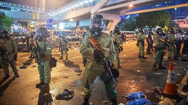 حركة طبيعية في شوارع هونغ كونغ بعد ازالة حواجز المتظاهرين .. والصحافة تشيد بالإنجاز
