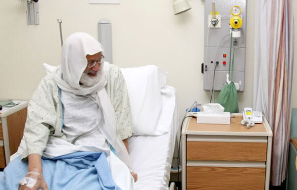 الشيخ عيسى قاسم .. جرح في الرأس وكسر في الرجل !
