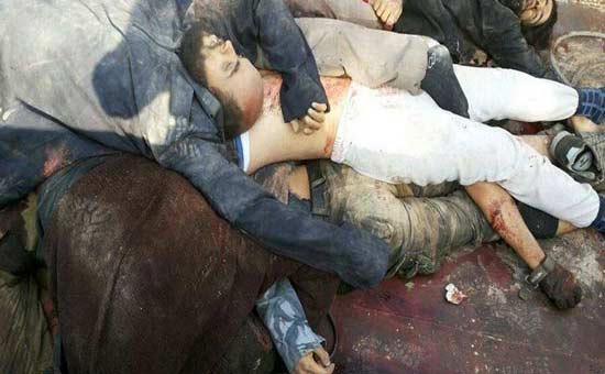 بالفيديو: شاحنات محملة بجثث مسلحي &rsquo;داعش&rsquo; تجوب أحياء دير الزور