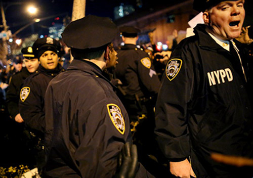 العنصرية الممنهجة تبرئ شرطياً ابيض  بعد قتله رجلا زنجيا في نيويورك 