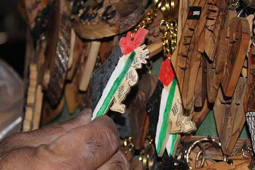 تحف الساحوري الخشبية تجوب أرجاء العالم من رام الله