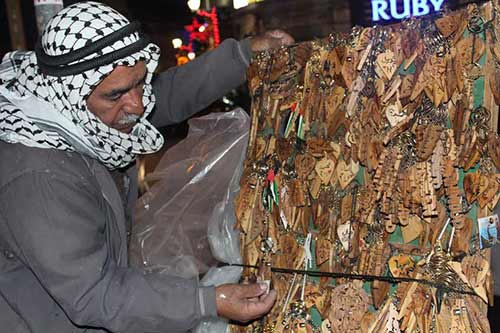 تحف الساحوري الخشبية تجوب أرجاء العالم من رام الله