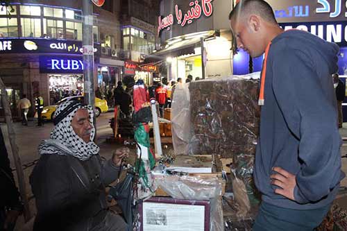 تحف الساحوري الخشبية تجوب أرجاء العالم من رام الله